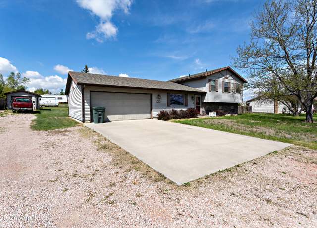 Property at 7600 Robin Dr, Gillette, WY 82718, 4 beds, 3 baths