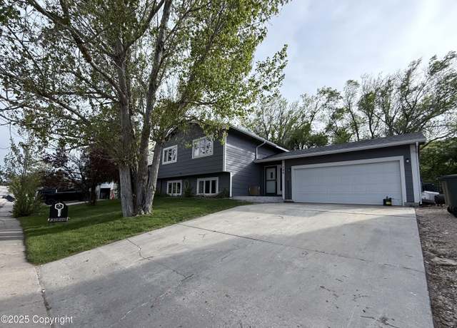 Property at 708 Fairway Dr, Gillette, WY 82718, 4 beds, 2.5 baths