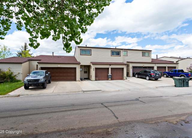 Property at 1005 Santee Dr, Gillette, WY 82716, 3 beds, 2 baths
