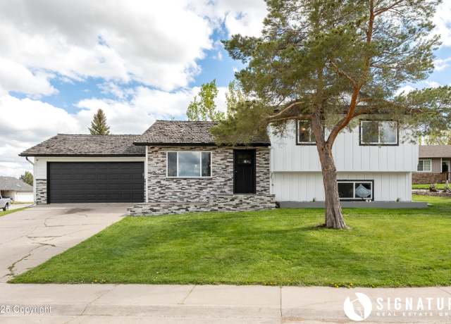 Property at 2910 Fitzpatrick Ct, Gillette, WY 82718, 4 beds, 3 baths