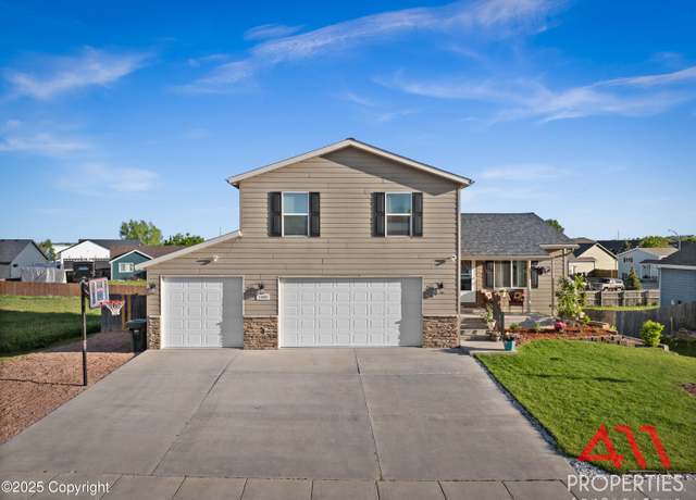 Property at 1304 Estes Ln, Gillette, WY 82716, 3 beds, 2.5 baths