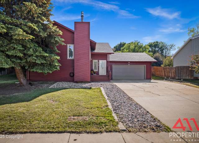 Property at 814 Overdale Dr, Gillette, WY 82718, 3 beds, 2 baths