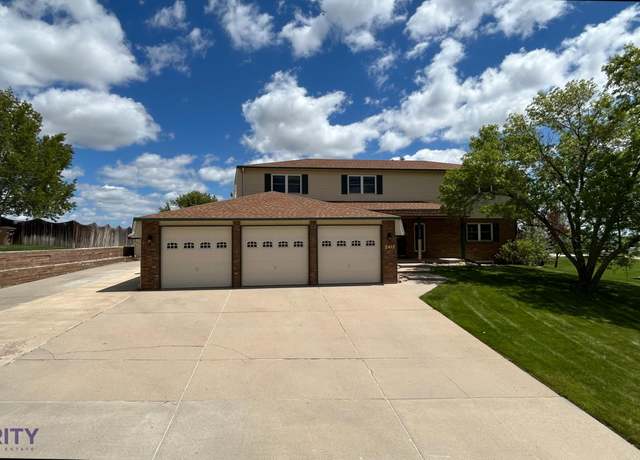 Property at 2417 Hillcrest Dr, Gillette, WY 82718, 3 beds, 4.5 baths