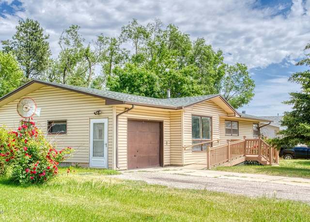 Property at 421 Prairieview Dr, Gillette, WY 82716, 4 beds, 2 baths