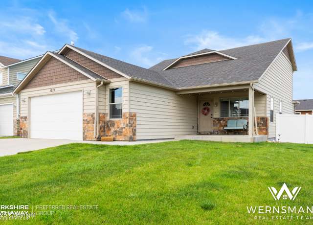 Property at 1211 Cattail Dr, Gillette, WY 82718, 3 beds, 2.5 baths