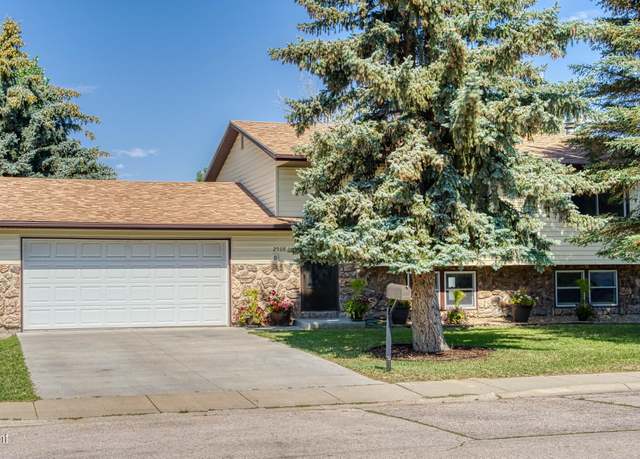 Property at 2508 Cascade Dr, Gillette, WY 82718, 4 beds, 2 baths