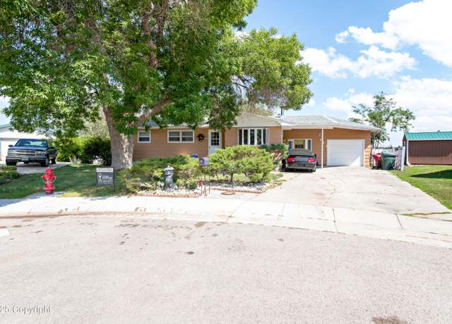 Property at 425 Circle Dr, Gillette, WY 82716, 3 beds, 2 baths