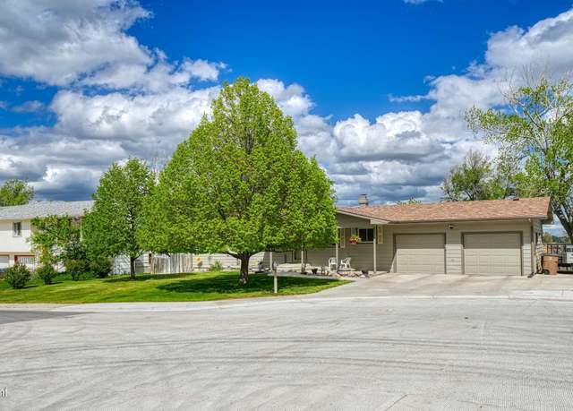 Property at 9 Highland Ct, Gillette, WY 82716, 4 beds, 3 baths