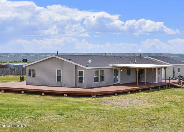 Property at 111 Looney Ln, Pinedale, WY 82941, 5 beds, 3 baths