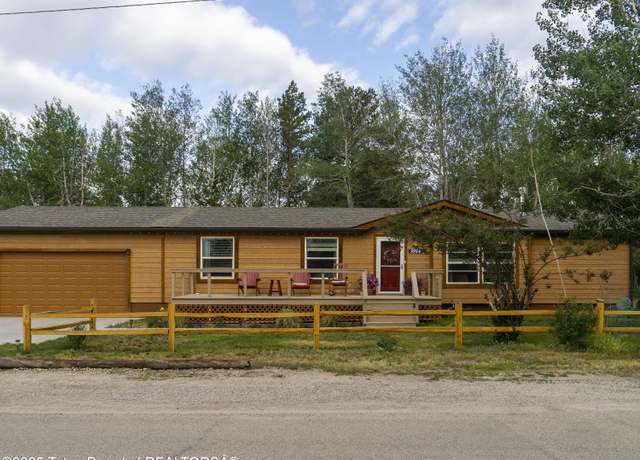Property at 1054 Quaker Ln, Pinedale, WY 82941, 3 beds, 2 baths