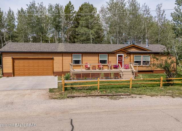 Property at 1054 Quaker Ln, Pinedale, WY 82941, 3 beds, 2 baths
