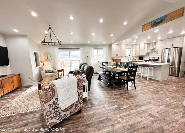 Property at 50 Shriver Ln, Pinedale, WY 82941, 6 beds, 3 baths