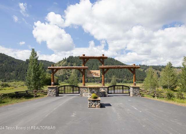 Property at 293 Salt River Ln, Thayne, WY 83127, 4 beds, 3.5 baths