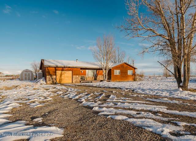 Property at 2 Aspen Ln, Big Piney, WY 83113, 3 beds, 2 baths