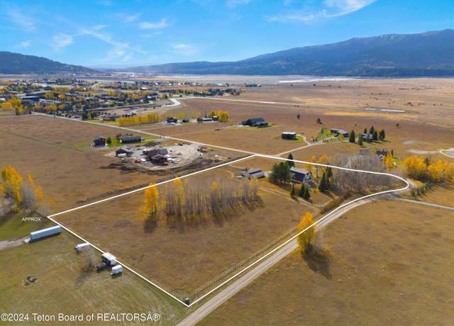 Property at 235 Palisades Dr, Alpine, WY 83128, 3 beds, 2.5 baths