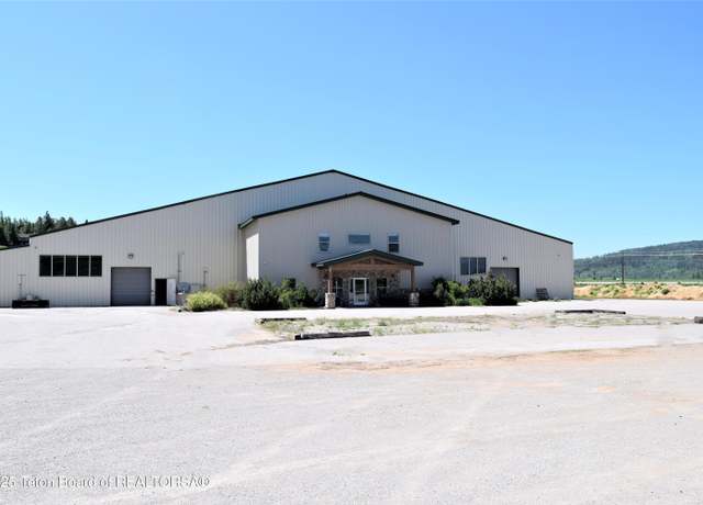 Property at 1 Buffalo Dr, Alpine, WY 83128, 3 beds, 2 baths