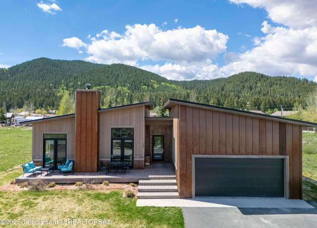 Property at 356 Wooden Dr, Alpine, WY 83128, 3 beds, 2 baths