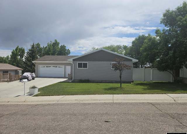 Property at 1150 Park View Dr, Green River, WY 82935, 5 beds, 3 baths