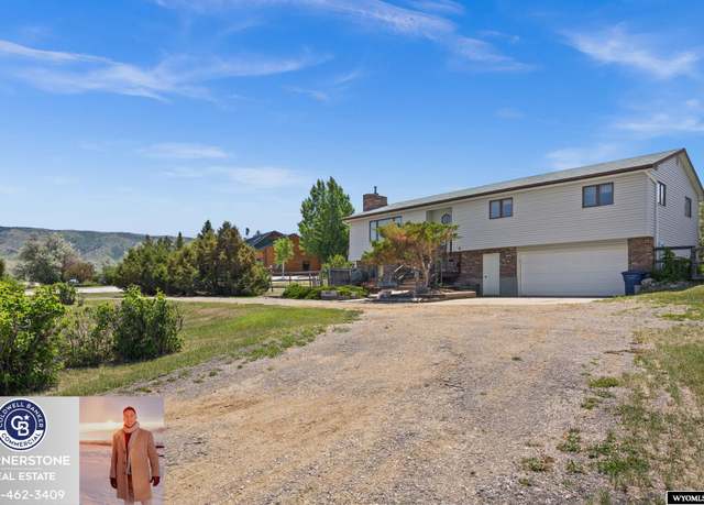 Property at 4450 S Skyline Rd, Casper, WY 82604, 3 beds, 2.5 baths