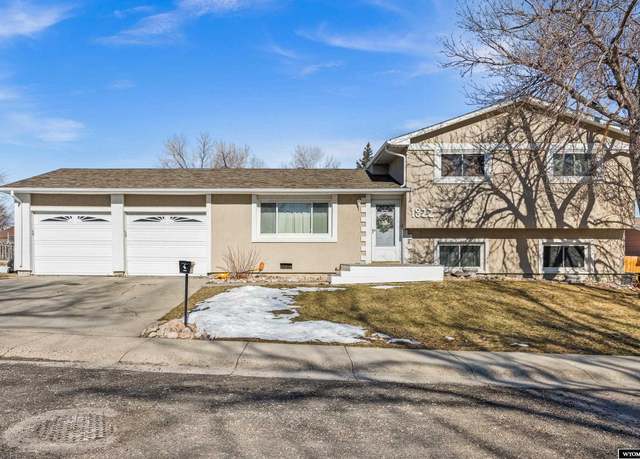 Property at 1822 Shattuck Ave, Casper, WY 82601, 4 beds, 1.75 baths