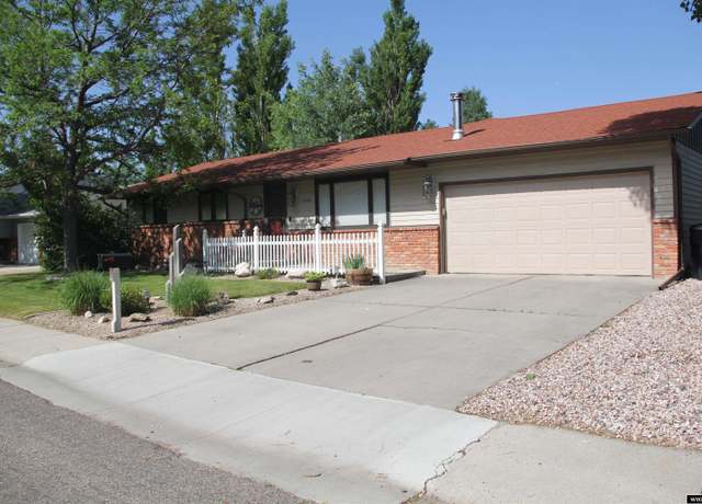 Property at 1540 Manor Drive Dr, Casper, WY 82609, 4 beds, 2.25 baths