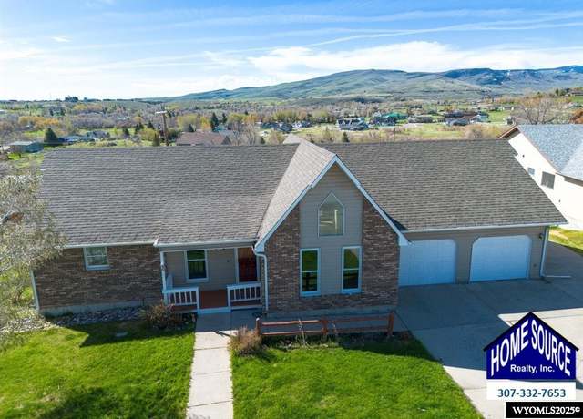 Property at 824 Vance Dr, Lander, WY 82520, 5 beds, 2.75 baths