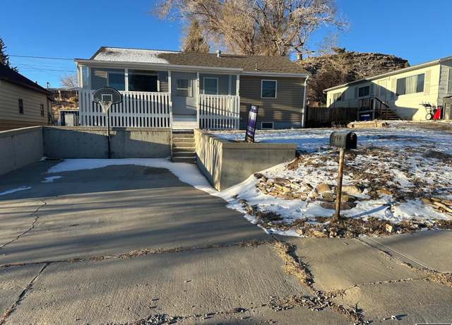 Property at 1416 Coulson Pkwy, Rawlins, WY 82331, 5 beds, 1.75 baths