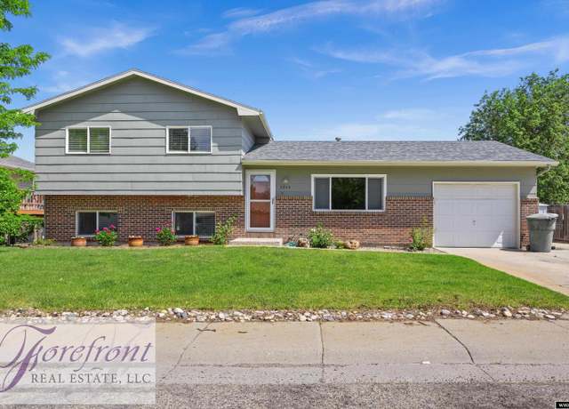 Property at 2240 E 17th St, Casper, WY 82609, 3 beds, 1.75 baths