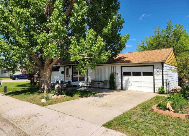 Property at 1001 Country Club Rd, Casper, WY 82609, 4 beds, 2 baths
