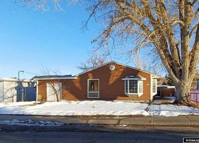 Property at 1711 Elk Ave, Casper, WY 82601, 3 beds, 1.75 baths