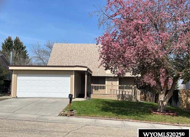 Property at 1020 Carriage Ln, Casper, WY 82609, 4 beds, 2.5 baths