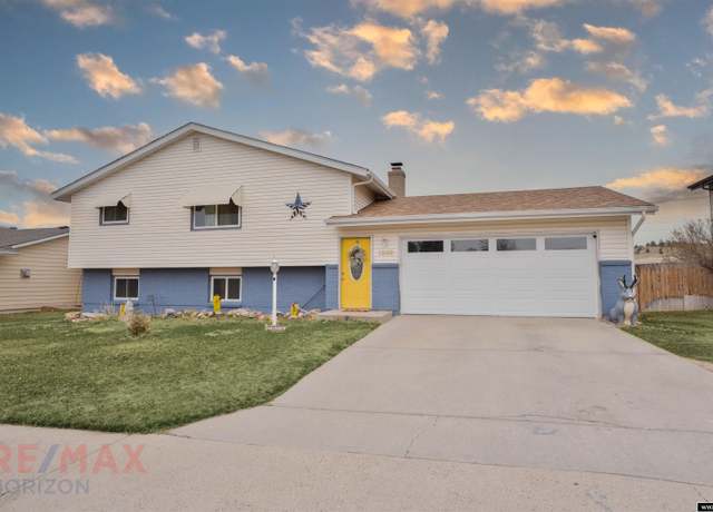 Property at 1242 Frontier Dr, Douglas, WY 82633, 3 beds, 2 baths