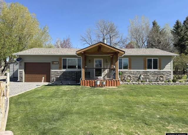 Property at 415 Country Club Dr, Riverton, WY 82501, 3 beds, 1.75 baths