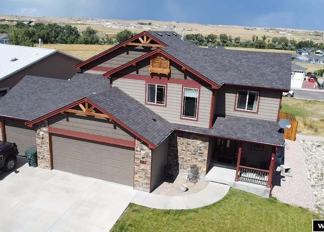 Property at 981 Meadowlark Dr, Douglas, WY 82633, 6 beds, 4.5 baths