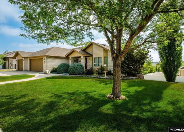 Property at 1507 Luker Dr, Casper, WY 82609, 3 beds, 3 baths