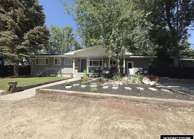 Property at 107 Hutchinson Rd, Riverton, WY 82501, 5 beds, 3 baths