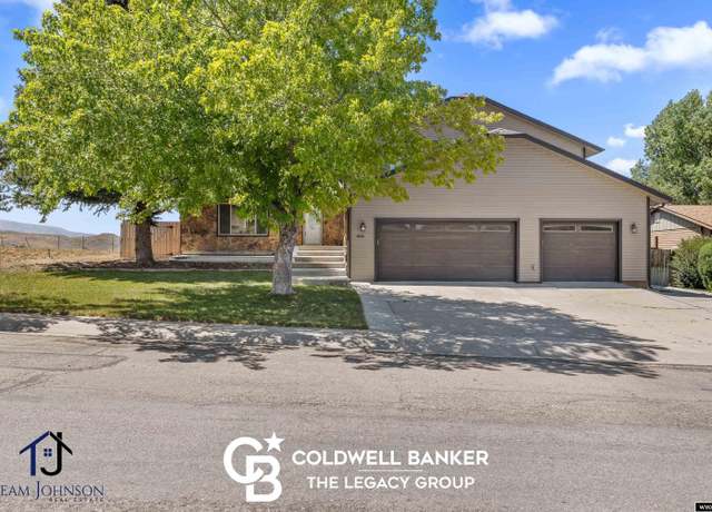 Property at 4820 S Oak St, Casper, WY 82601, 3 beds, 3.5 baths