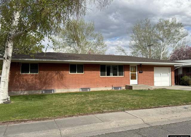 Property at 909 Big Horn Dr, Riverton, WY 82501, 4 beds, 1.75 baths