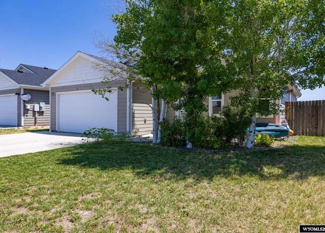 Property at 641 Bozeman Trl, Evansville, WY 82636, 3 beds, 1.75 baths