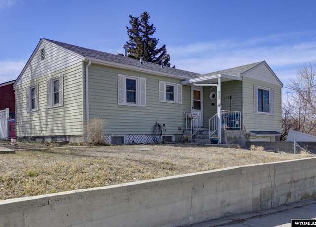 Property at 1004 S Jackson St, Casper, WY 82601, 3 beds, 1.5 baths