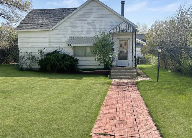 Property at 824 Lombard St, Evanston, WY 82930, 3 beds, 1 bath