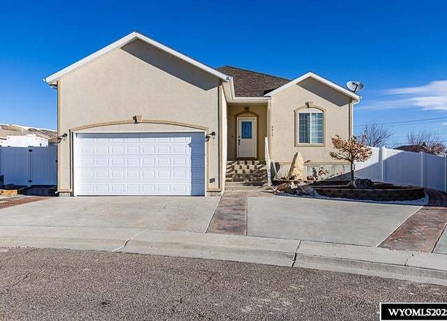 Property at 3417 Sherwood Ct, Rock Springs, WY 82901, 5 beds, 3 baths