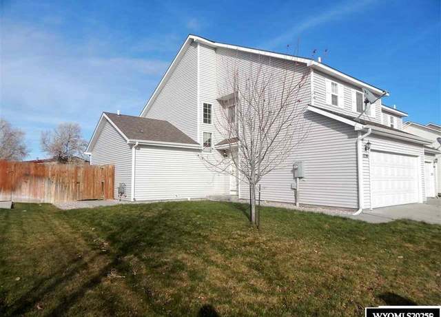 Property at 1220 Meadow Ln, Douglas, WY 82633, 4 beds, 3.5 baths