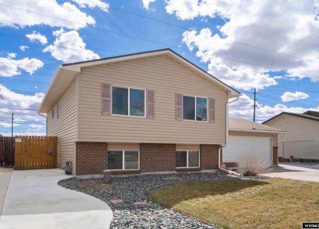Property at 1119 W Jefferson Rd, Cheyenne, WY 82007, 4 beds, 2 baths