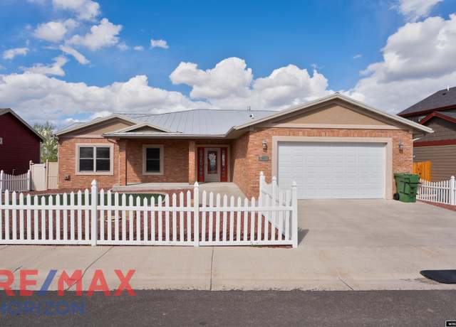 Property at 987 Meadowlark Dr, Douglas, WY 82633, 5 beds, 3.5 baths