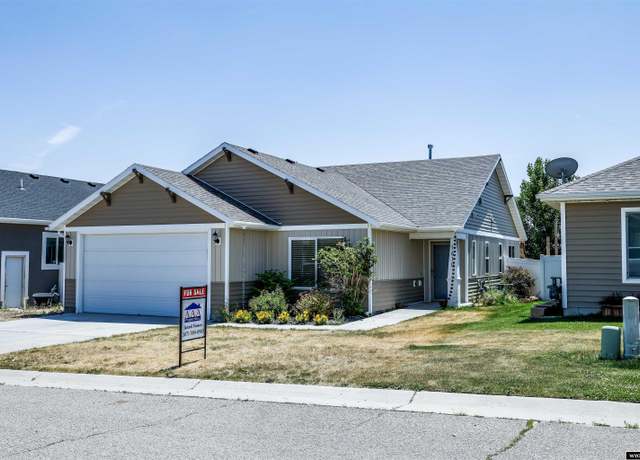 Property at 1610 Hawk Dr, Rock Springs, WY 82901, 3 beds, 2 baths