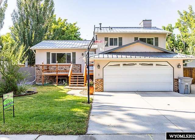 Property at 2308 Victor Dr, Rock Springs, WY 82901, 4 beds, 2.5 baths