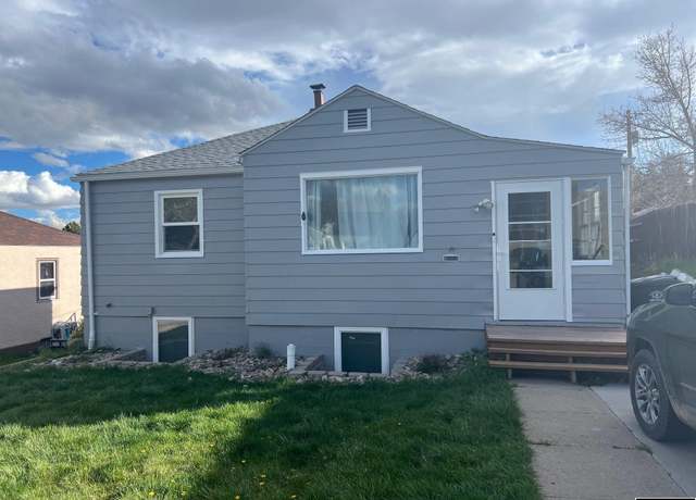 Property at 1318 Court Pl, Rawlins, WY 82301, 3 beds, 1.5 baths