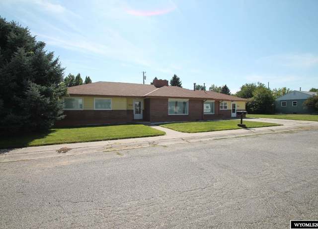 Property at 431 Spruce St, Riverton, WY 82501, 5 beds, 2.75 baths