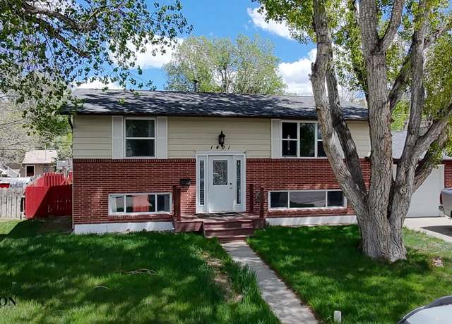 Property at 1401 Ivy Ln, Casper, WY 82609, 4 beds, 1.75 baths